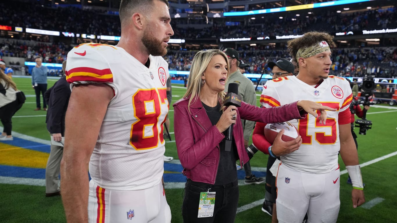 Feldreporterin Melissa Stark interviewt Patrick Mahomes (15) und Travis Kelce (89) von den Kansas City Chiefs (Archivbild).