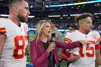 Feldreporterin Melissa Stark interviewt Patrick Mahomes (15) und Travis Kelce (89) von den Kansas City Chiefs (Archivbild).