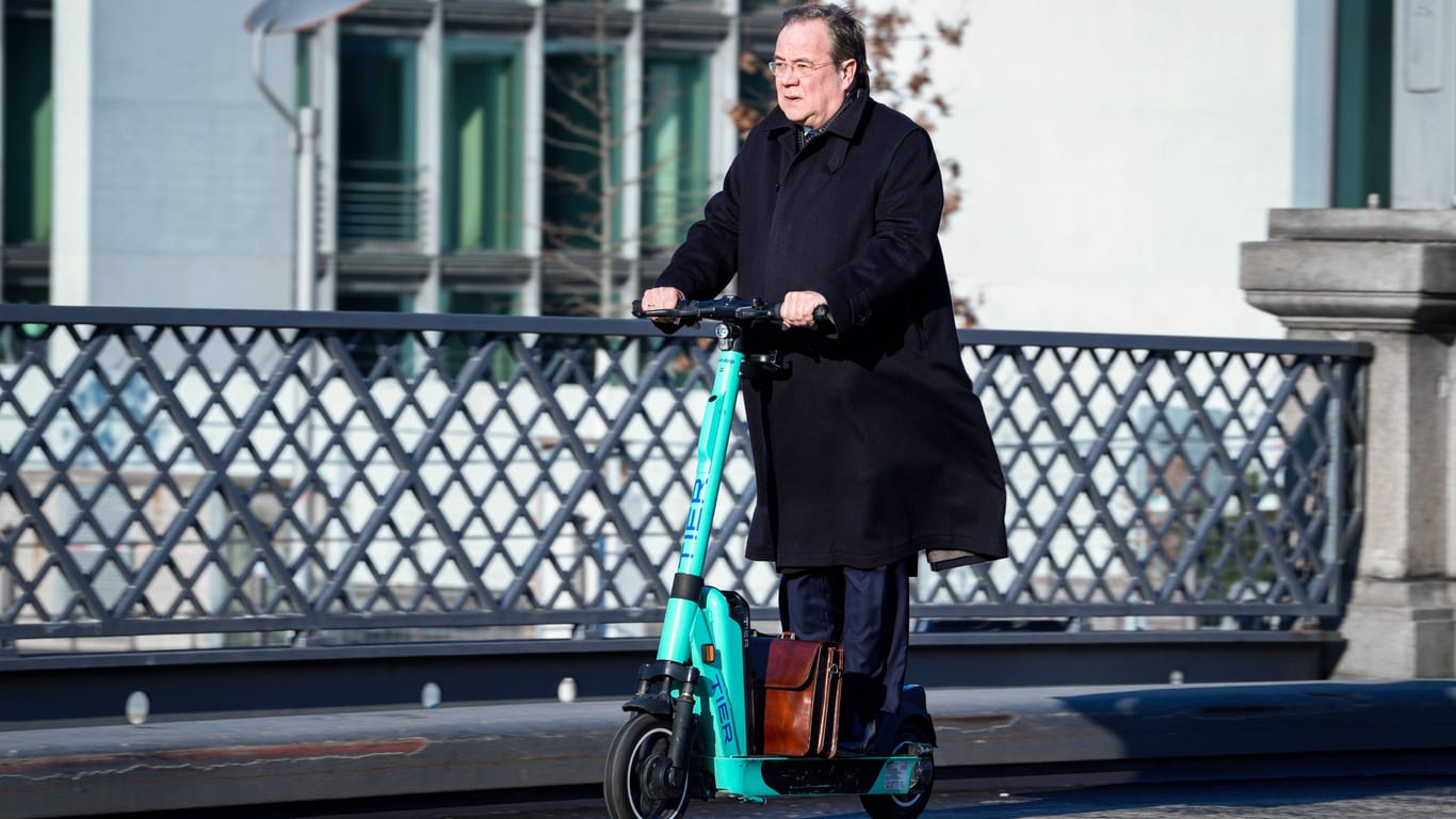 Armin Laschet auf einem Elektroroller in Berlin (Archivbild).