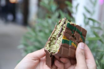 Eine gebrochene Tafel der von "Kikis Kitchen" produzierten "Dubai-Schokolade". Mit einer Pistazien-Kadayif-Füllung ist diese Schokolade cremig und crunchy zugleich.