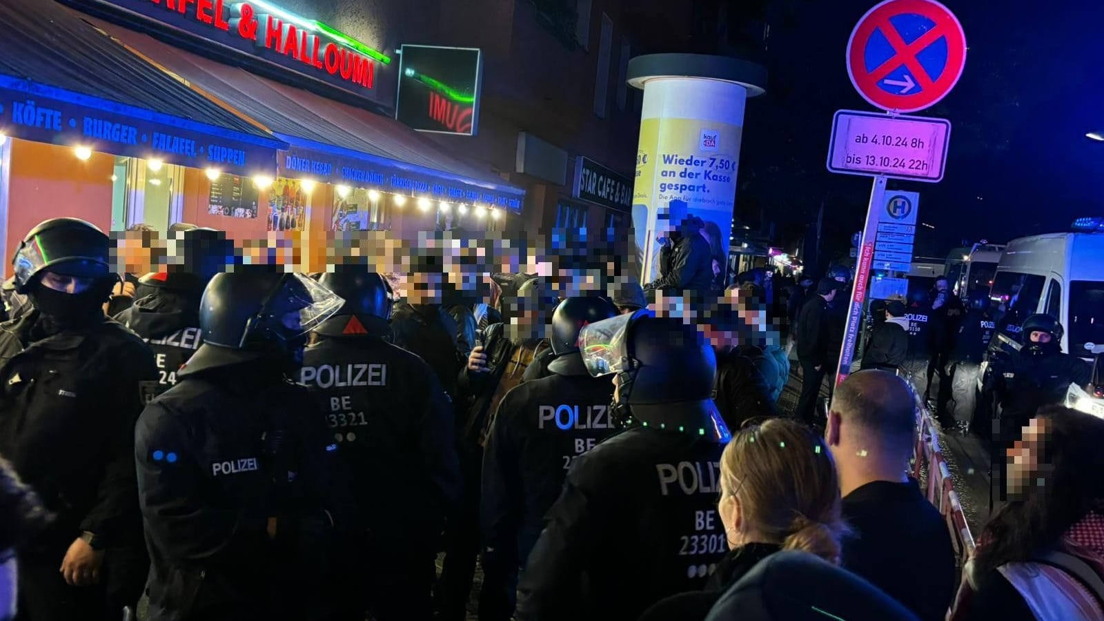 Polizeimaßnahme in Neukölln: Die Einsatzkräfte halten einige Personen fest.