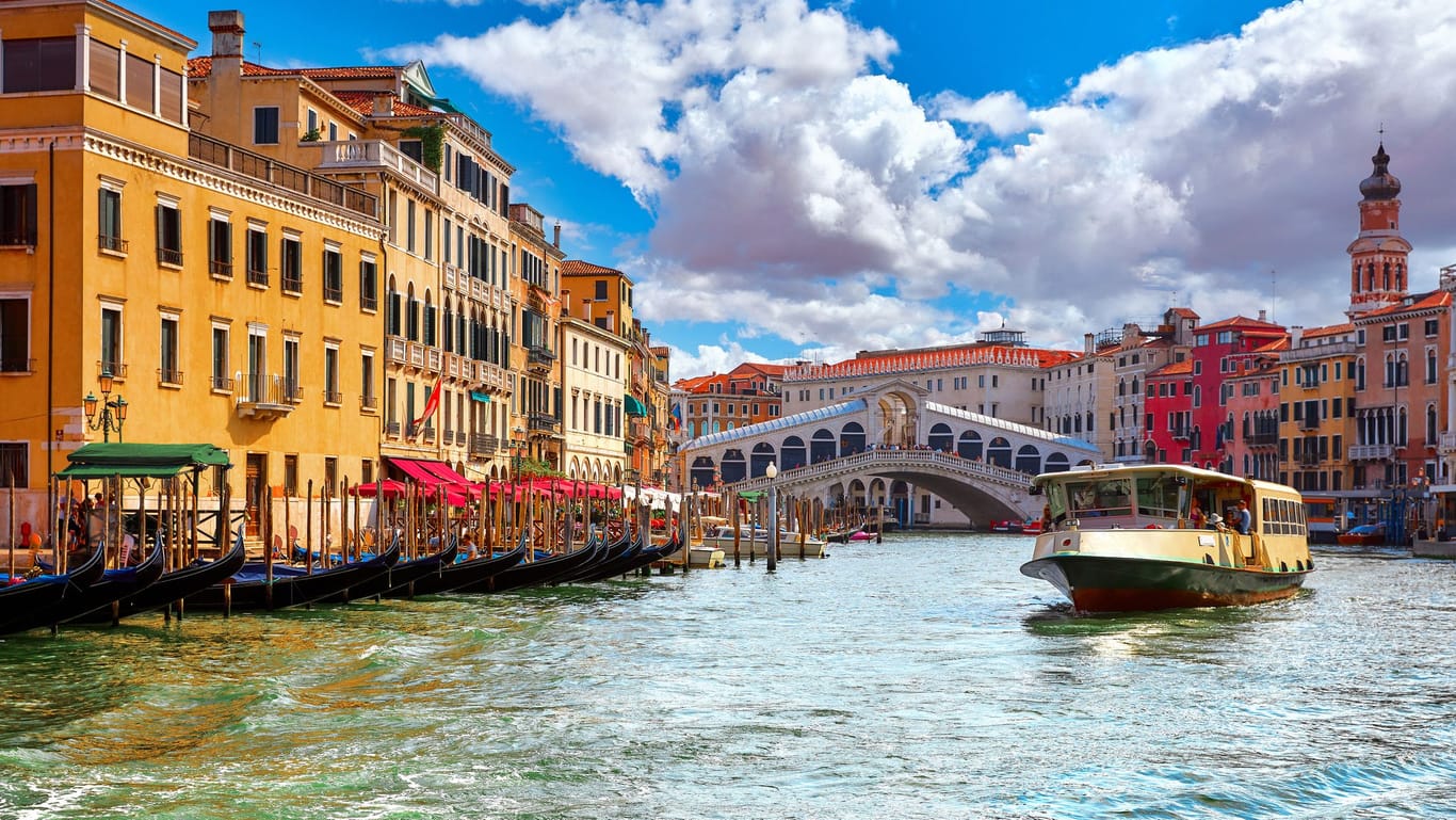 Venezia Italien, Rialtobrücke und Gondeln am Canal Grande