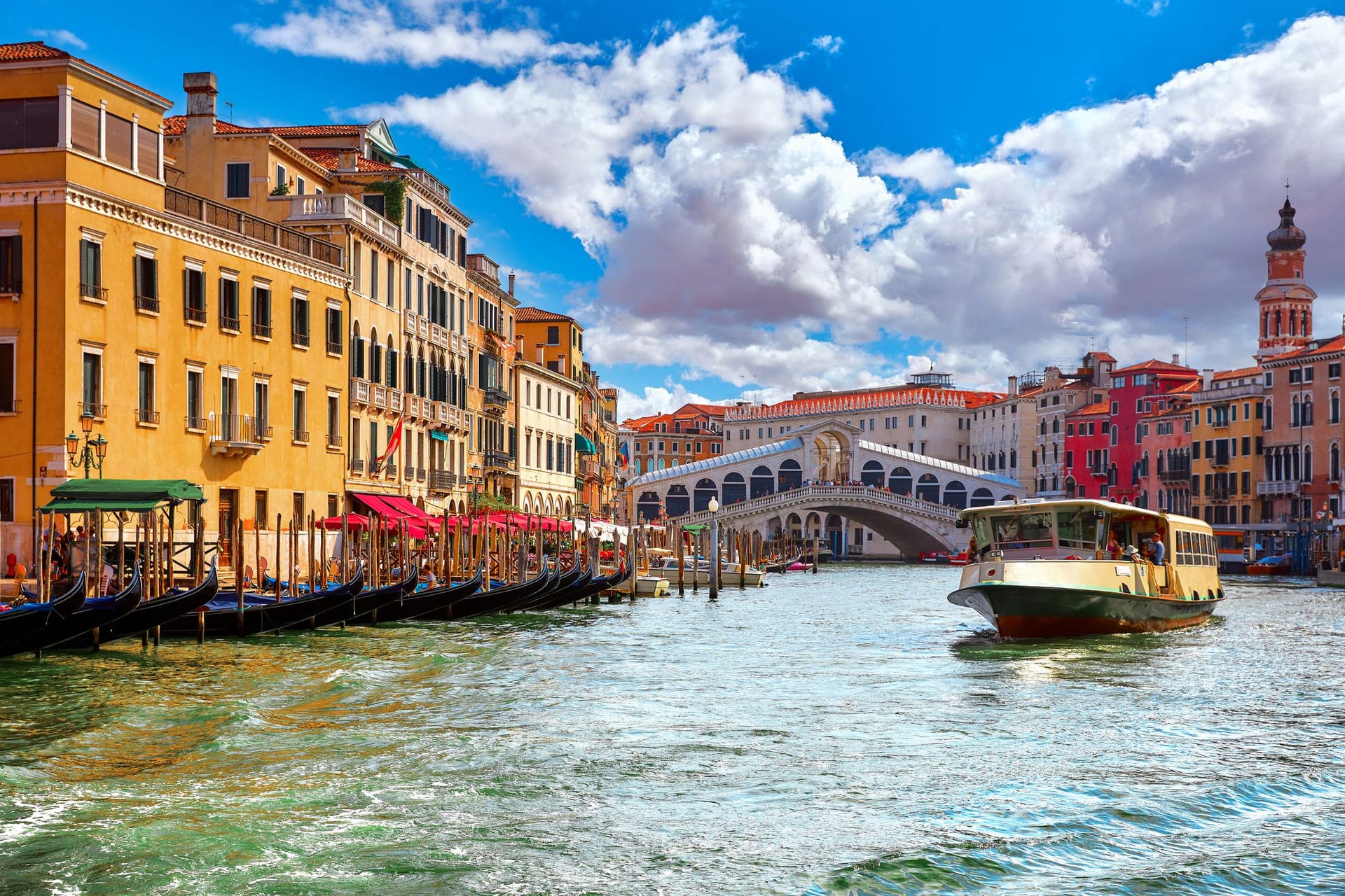 Venezia Italien, Rialtobrücke und Gondeln am Canal Grande