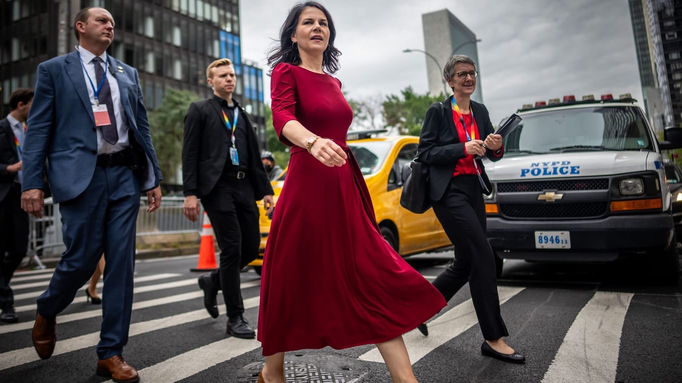 Annalena Baerbock vor dem UN-Gelände neben ihrer Büroleiterin Katharina Ahrendts (r.). Ein russischer Journalist war ihr zu nahe gekommen.