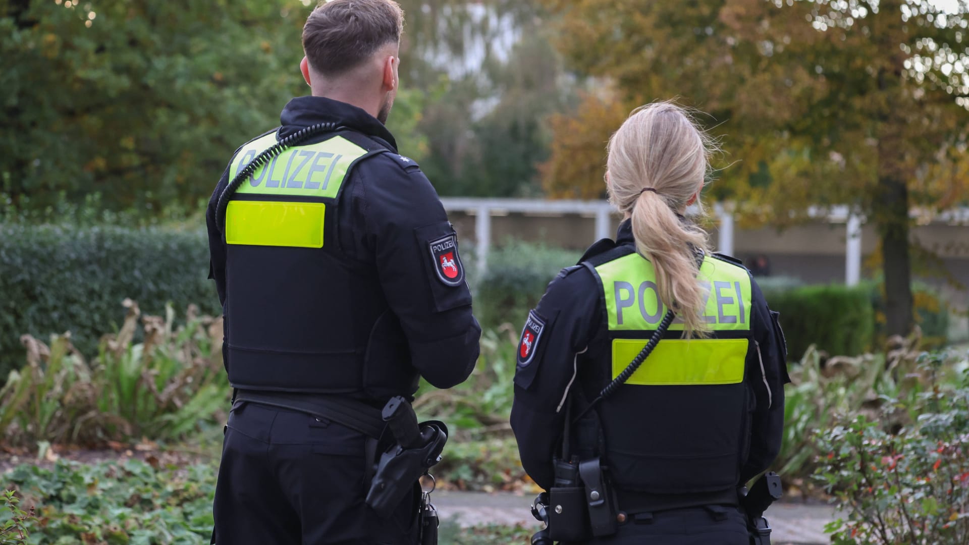 Polizisten bewachen die Gedenkstätte Ahlem (Archivbild): Seit 2023 gab es dort bereits vier rechtsextreme Angriffe.