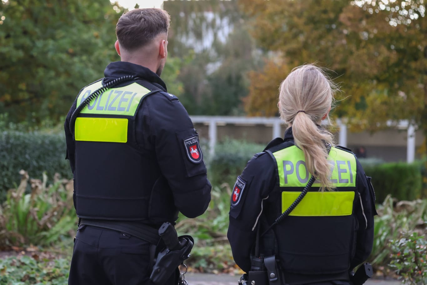 Polizisten bewachen die Gedenkstätte Ahlem (Archivbild): Seit 2023 gab es dort bereits vier rechtsextreme Angriffe.