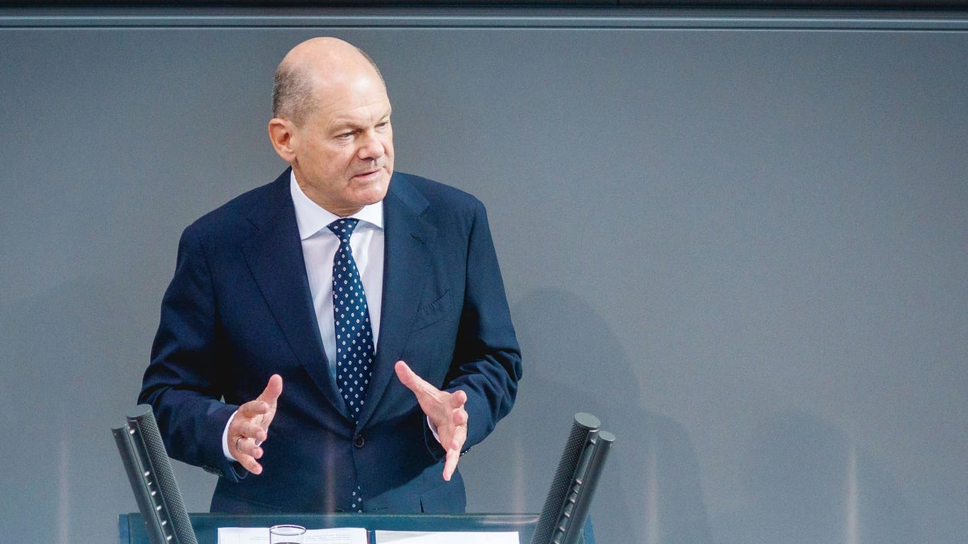 Bundeskanzler Olaf Scholz spricht im Bundestag: der Sozialdemokrat will diplomatische Gespräche mit Putin führen.