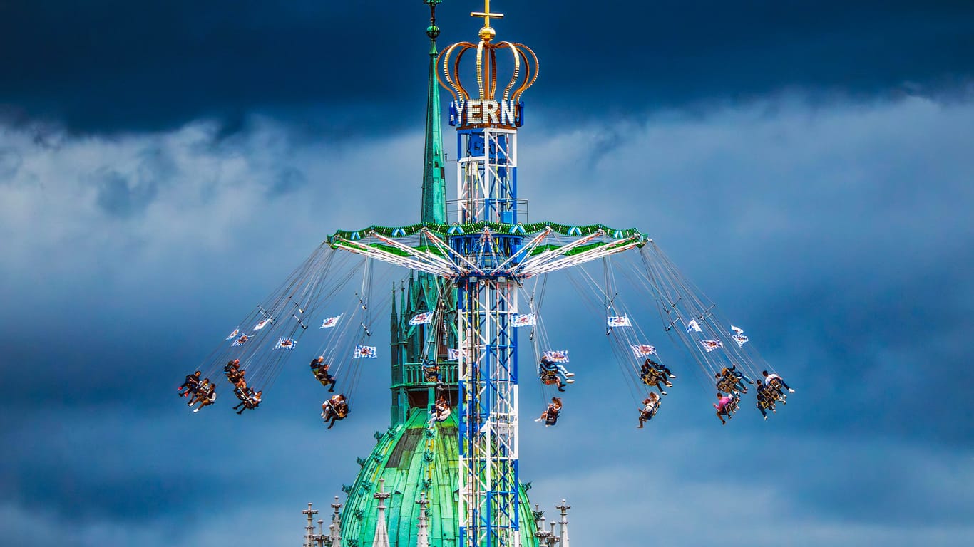 Kettenflieger vor Paulskirche (Symbolbild): Mit etwas Glück ist der Himmel Sonntag blau.