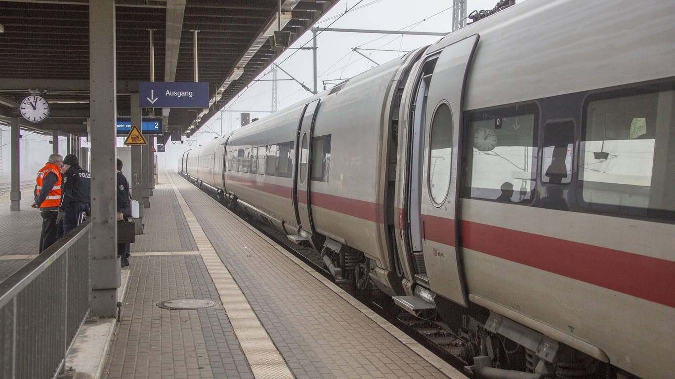 ICE an einem Bahnhof (Symbolbild): Die Fahrgäste wurden beim Halt in Osnabrück über den Vorfall informiert.