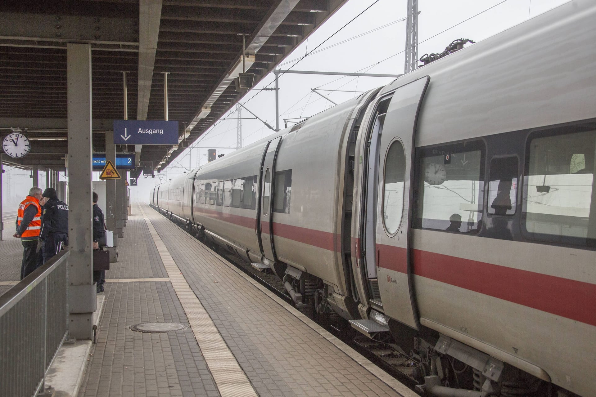 ICE an einem Bahnhof (Symbolbild): Die Fahrgäste wurden beim Halt in Osnabrück über den Vorfall informiert.