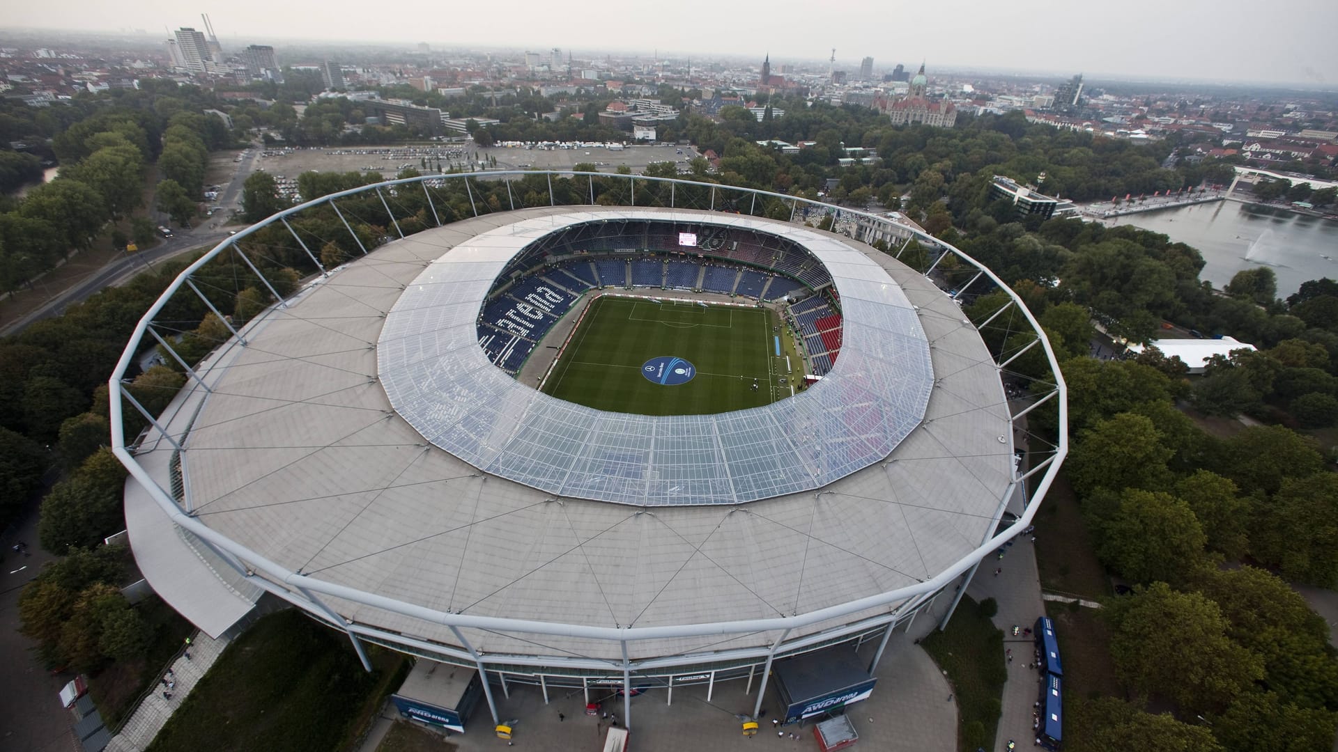 Blick aus der Luft auf die Heinz-von-Heiden-Arena (Archivbild): Unweit des Stadions ist ein Mann in die Leine gestürzt.