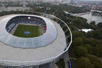 Blick aus der Luft auf die Heinz-von-Heiden-Arena (Archivbild): Unweit des Stadions ist ein Mann in die Leine gestürzt.