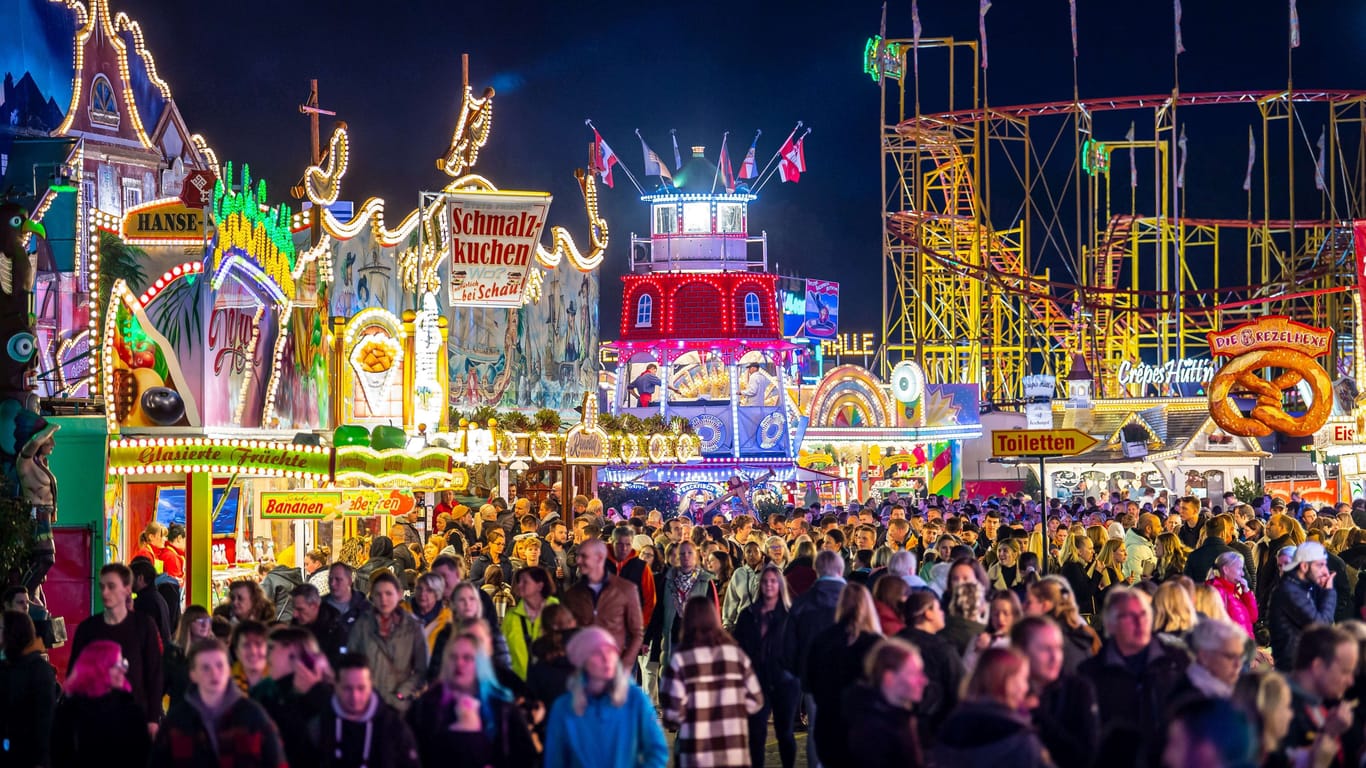 Die Fahrgeschäfte auf dem Freimarkt leuchten mit bunten Lichtern: Reizüberflutung ist Programm.