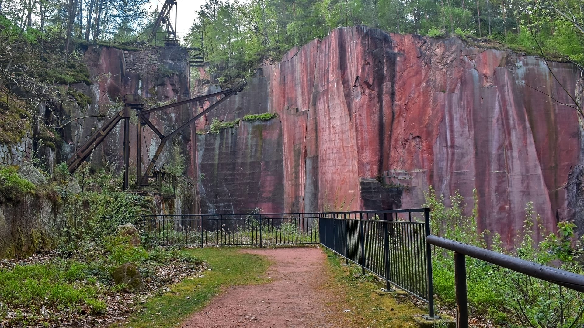 Der Rochlitzer Berg in Sachsen besteht aus rotem Gestein. Der sogenannte Rochlitzer Porphyrtuff ist über 290 Millionen Jahre alt und wird abgebaut.