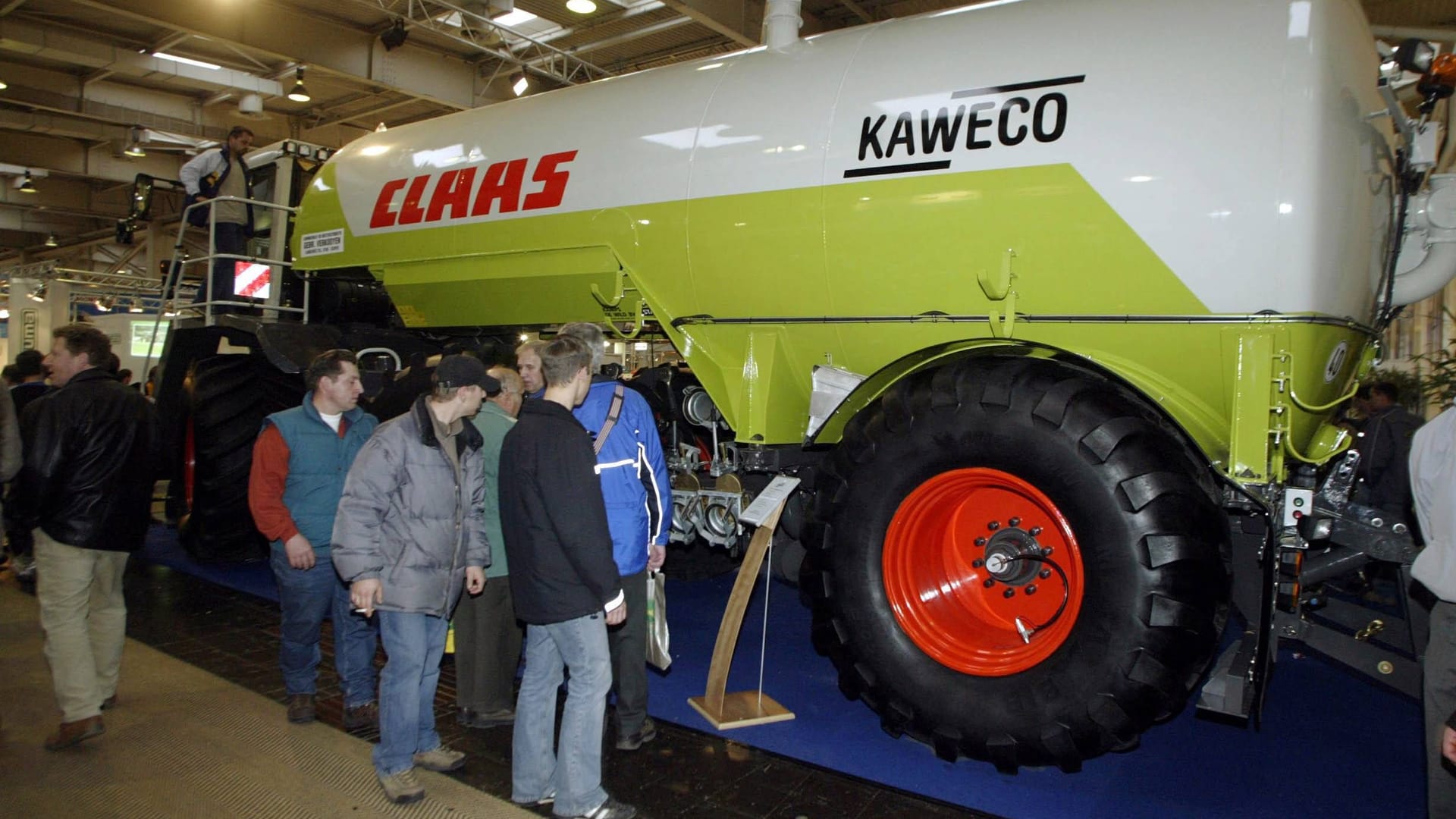 Besucher bestaunen am Stand von Kaweco einen Flüssigmist-Pumpentankwagen (Archivbild).