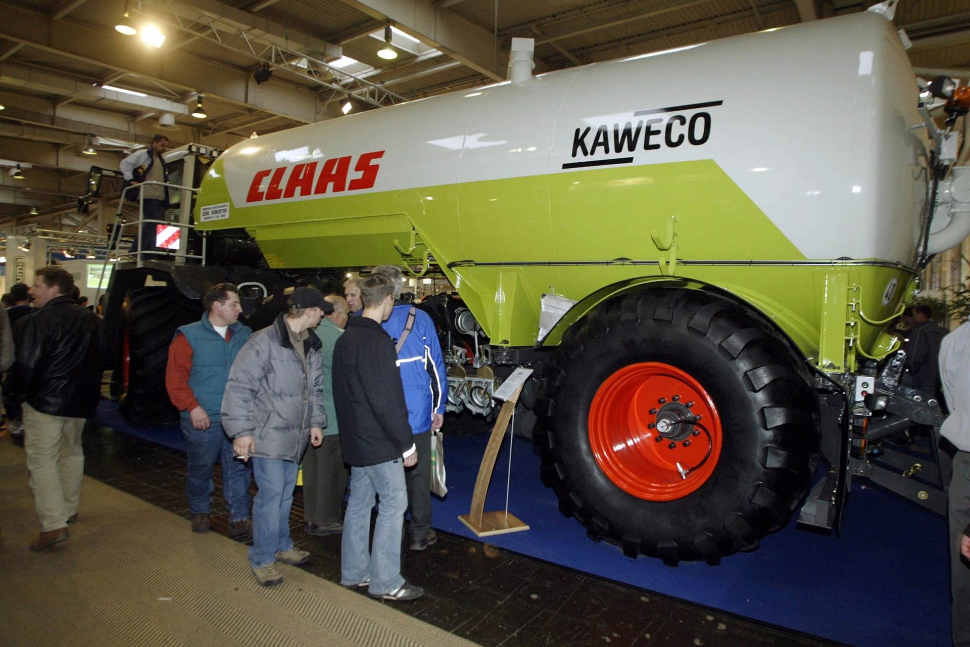 Besucher bestaunen am Stand von Kaweco einen Flüssigmist-Pumpentankwagen (Archivbild).