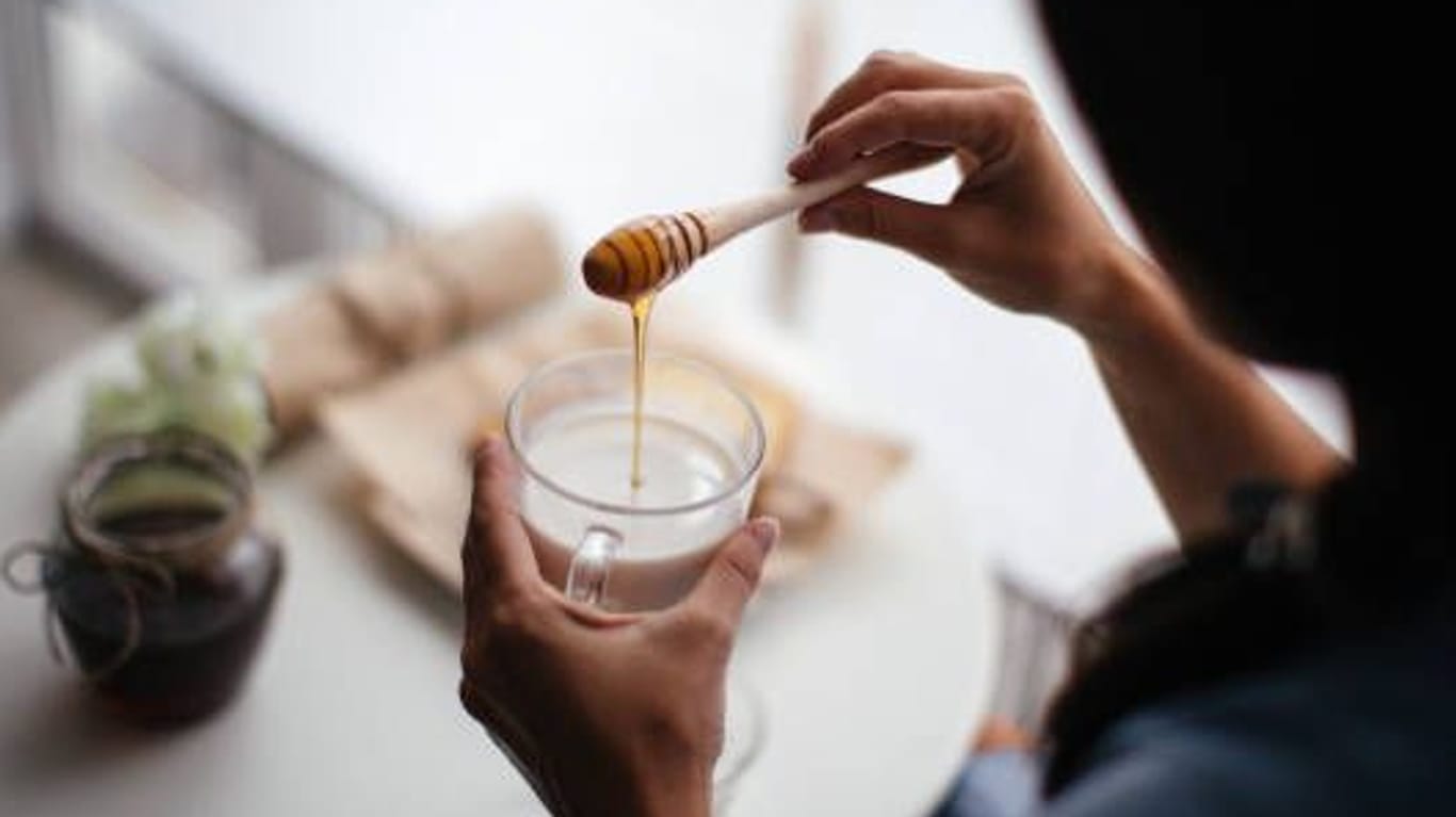 Milch mit Honig: Letzterer kann dank antibakterieller Komponenten gegen eine Vielzahl von Krankheitserregern wirken.