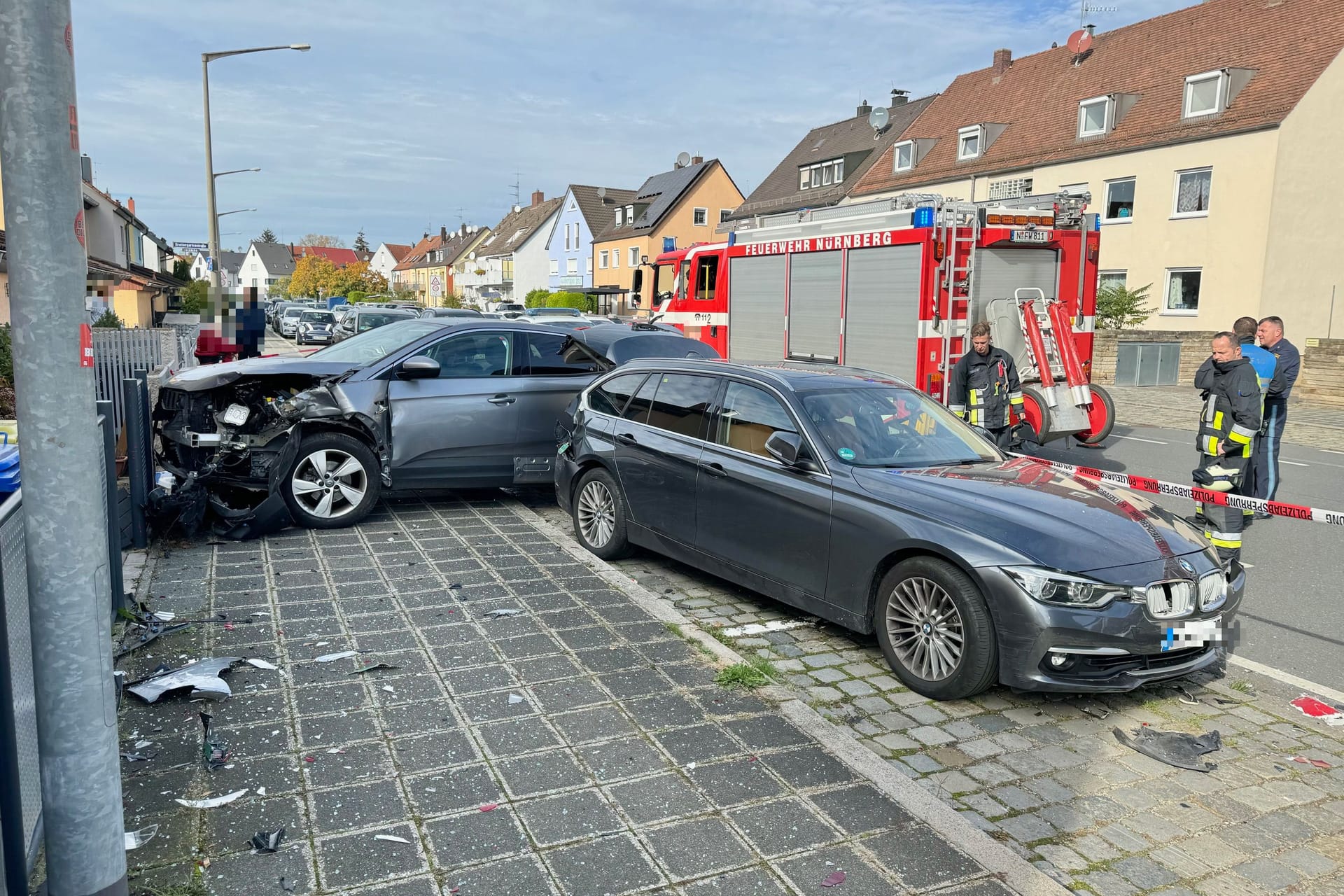 Die Unfallstelle in Nürnberg-Schniegling: Auf diese Autos ist der Bus aufgefahren.