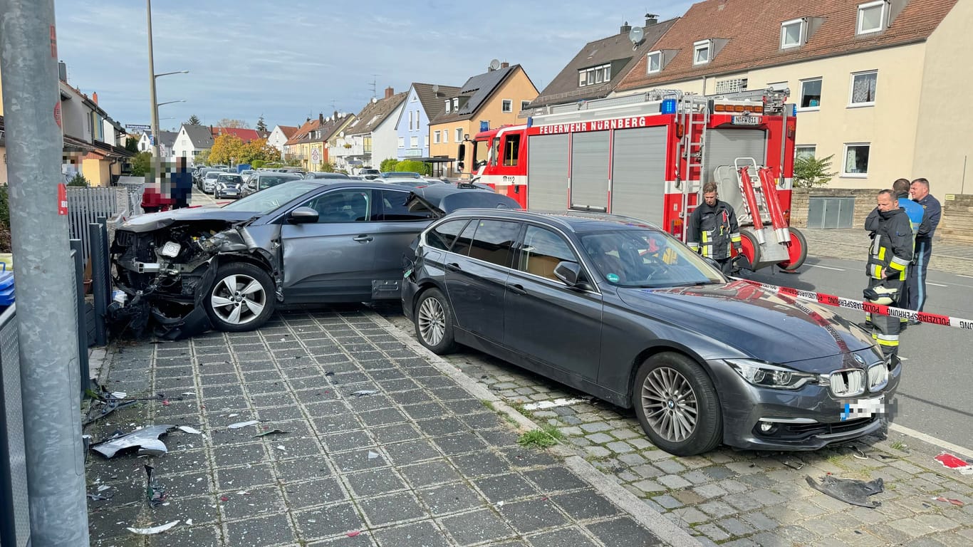 Die Unfallstelle in Nürnberg-Schniegling: Auf diese Autos ist der Bus aufgefahren.