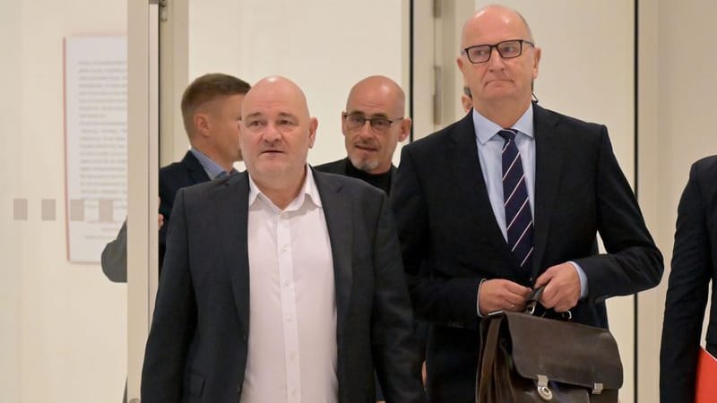 Robert Crumbach (l), BSW Vorsitzender in Brandenburg, und Dietmar Woidke (SPD), Ministerpräsident von Brandenburg, gehen zur Landespressekonferenz im Brandenburger Landtagsgebäude.