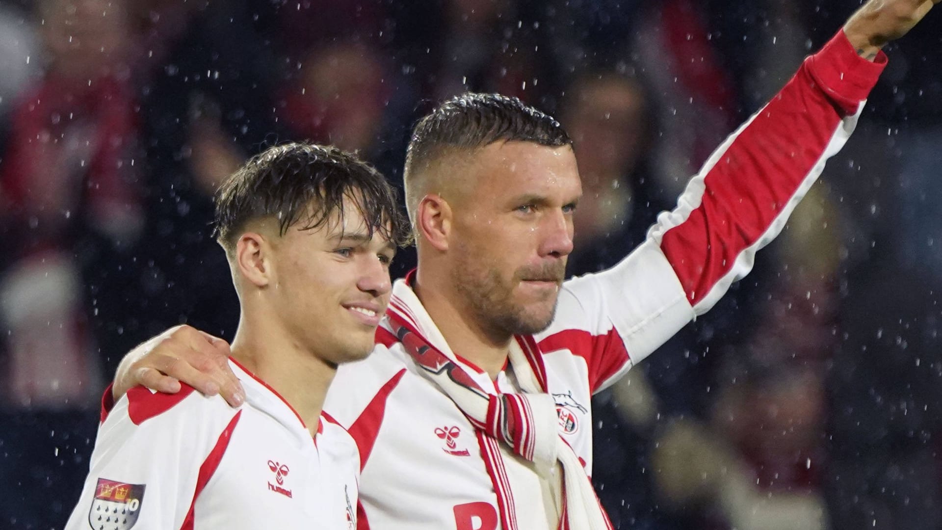 Lukas Podolski mit seinem Sohn am Abend in Müngersdorf.