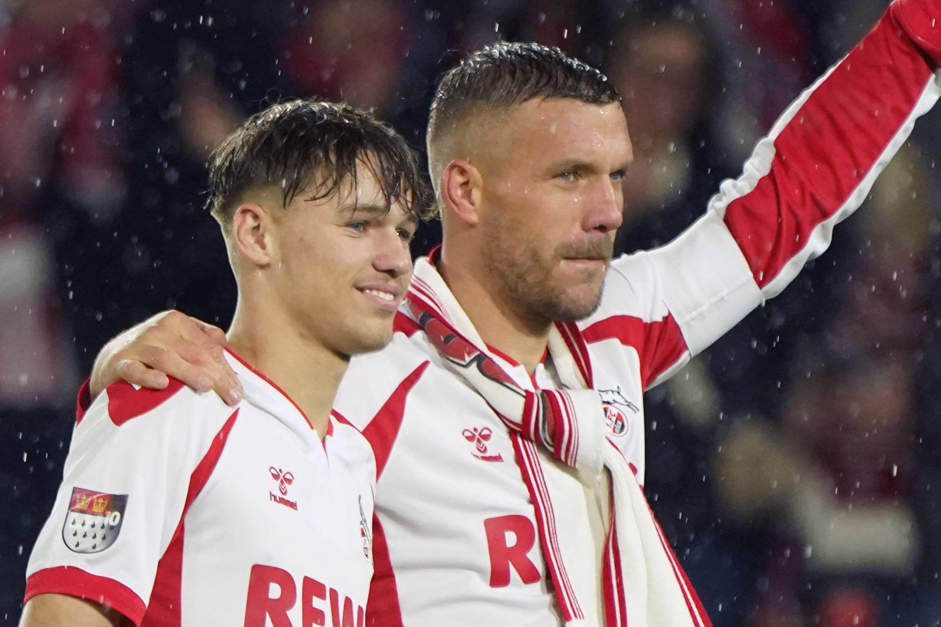 Lukas Podolski mit seinem Sohn am Abend in Müngersdorf.