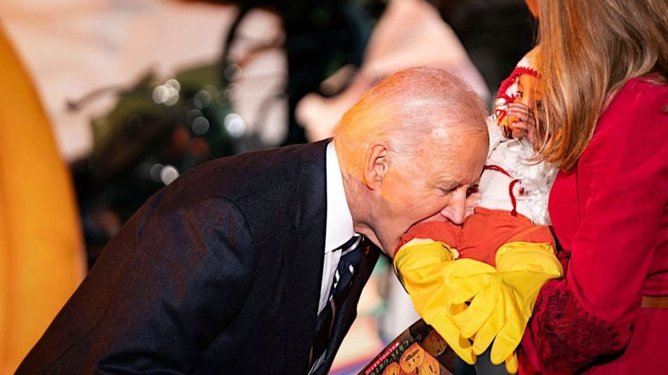 Biss ins Bein: Joe Biden neckt einen seiner wohl kleinsten Halloween-Gäste.