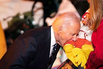 Biss ins Bein: Joe Biden neckt einen seiner wohl kleinsten Halloween-Gäste.