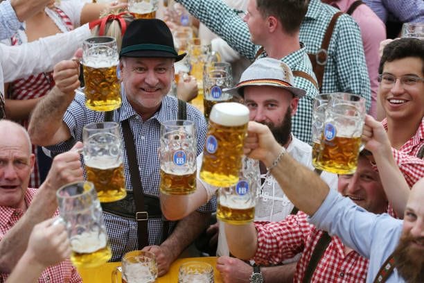 Besucher des Oktoberfestes (Archivbild): Münchner haben künftig bessere Chancen auf eine Reservierung.