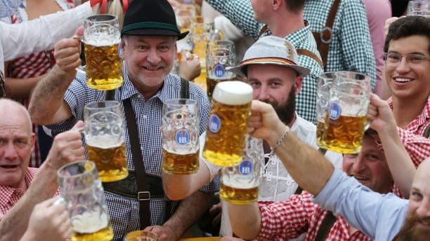 Besucher des Oktoberfestes (Archivbild): Münchner haben künftig bessere Chancen auf eine Reservierung.