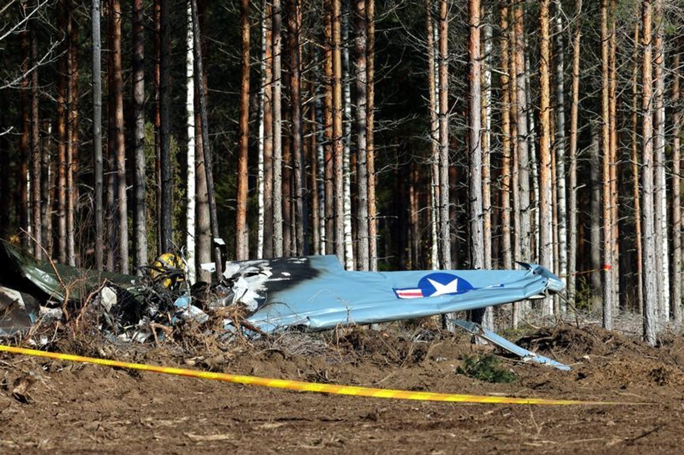 Ein abgestürztes Kleinflugzeug am Waldrand des Flughafens Räyskälä. Zwei deutsche starben.