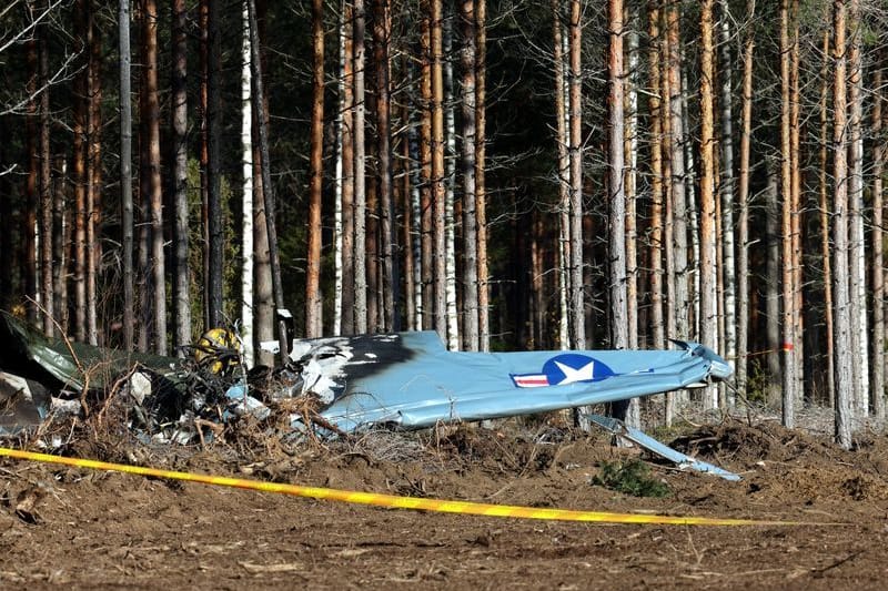 Ein abgestürztes Kleinflugzeug am Waldrand des Flughafens Räyskälä. Zwei deutsche starben.