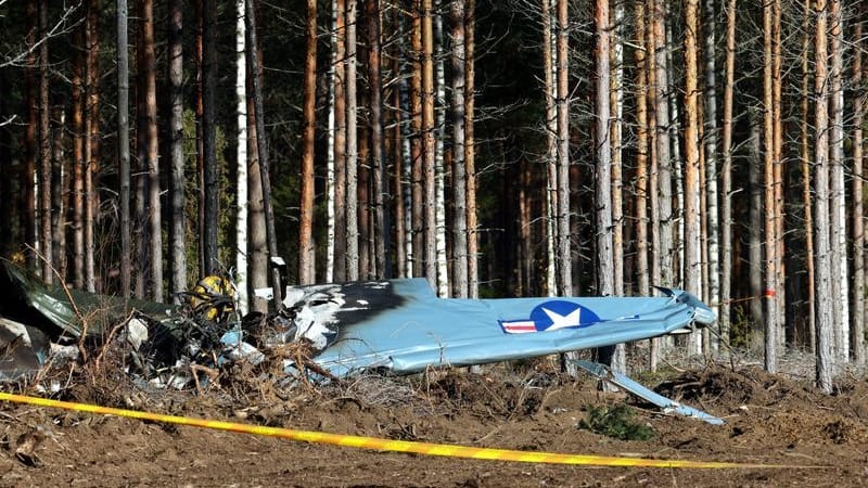 Ein abgestürztes Kleinflugzeug am Waldrand des Flughafens Räyskälä. Zwei deutsche starben.