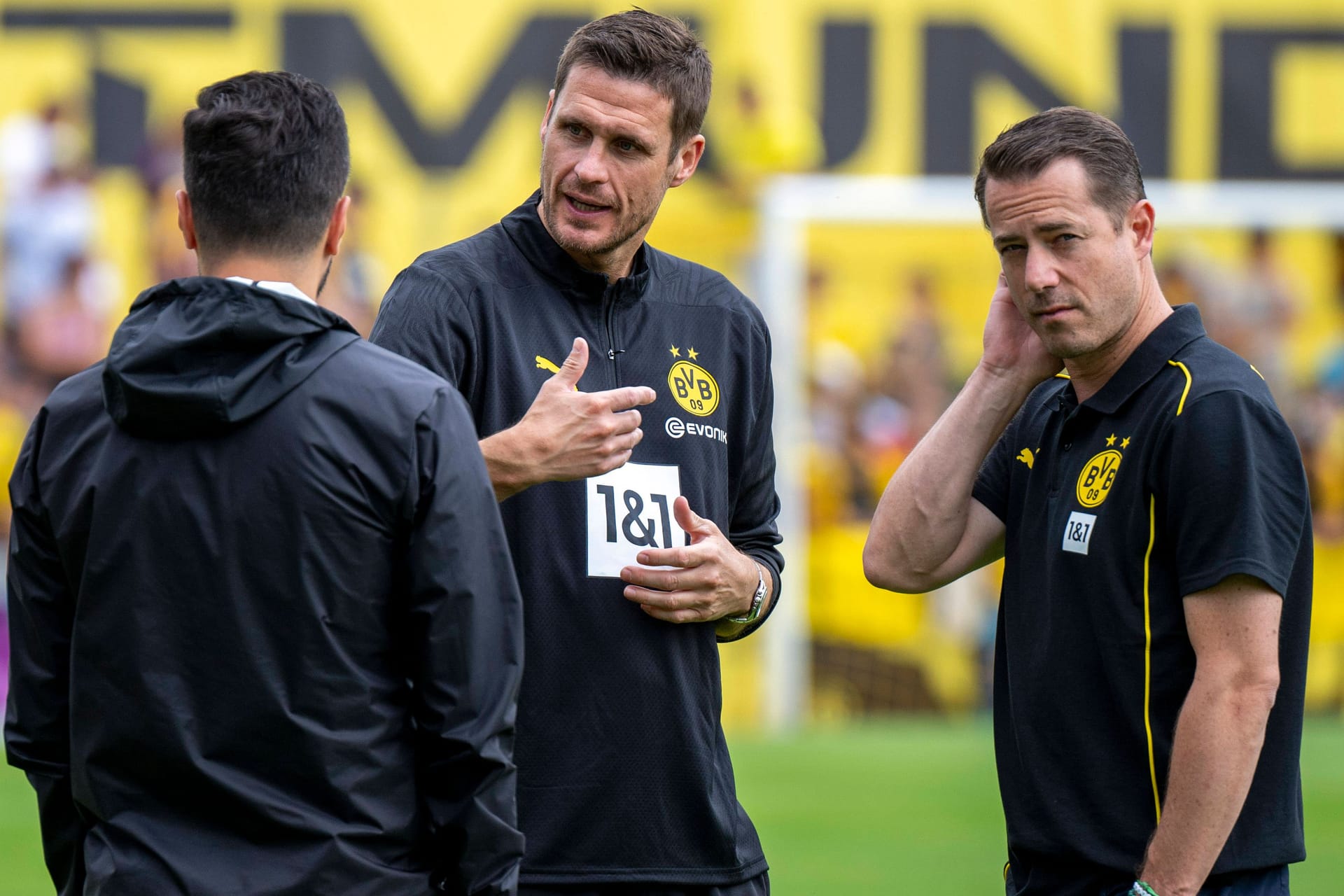 Sebastian Kehl (m.) mit Nuri Şahin (l.) und Lars Ricken: Der BVB muss dringend die Wende schaffen.