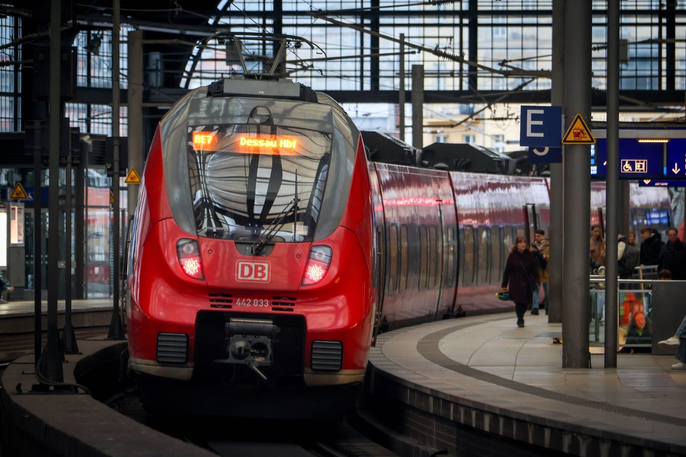 Eisenbahnverkehr am Bahnhof Berlin Friedrichstraße - Regionalexpress Zug der Deutschen Bahn. RE7 Ziel Dessau HBF