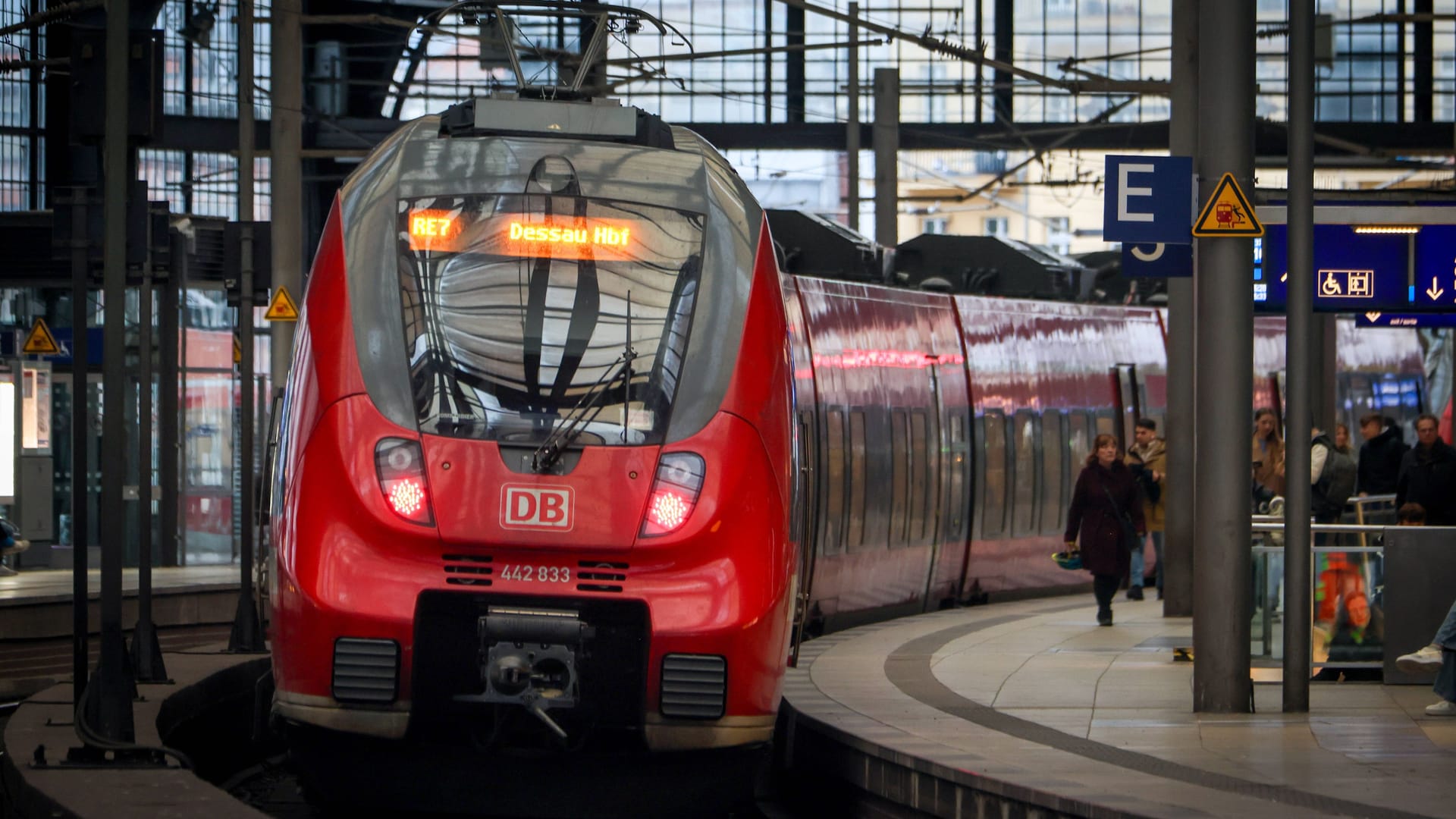 Eisenbahnverkehr am Bahnhof Berlin Friedrichstraße - Regionalexpress Zug der Deutschen Bahn. RE7 Ziel Dessau HBF