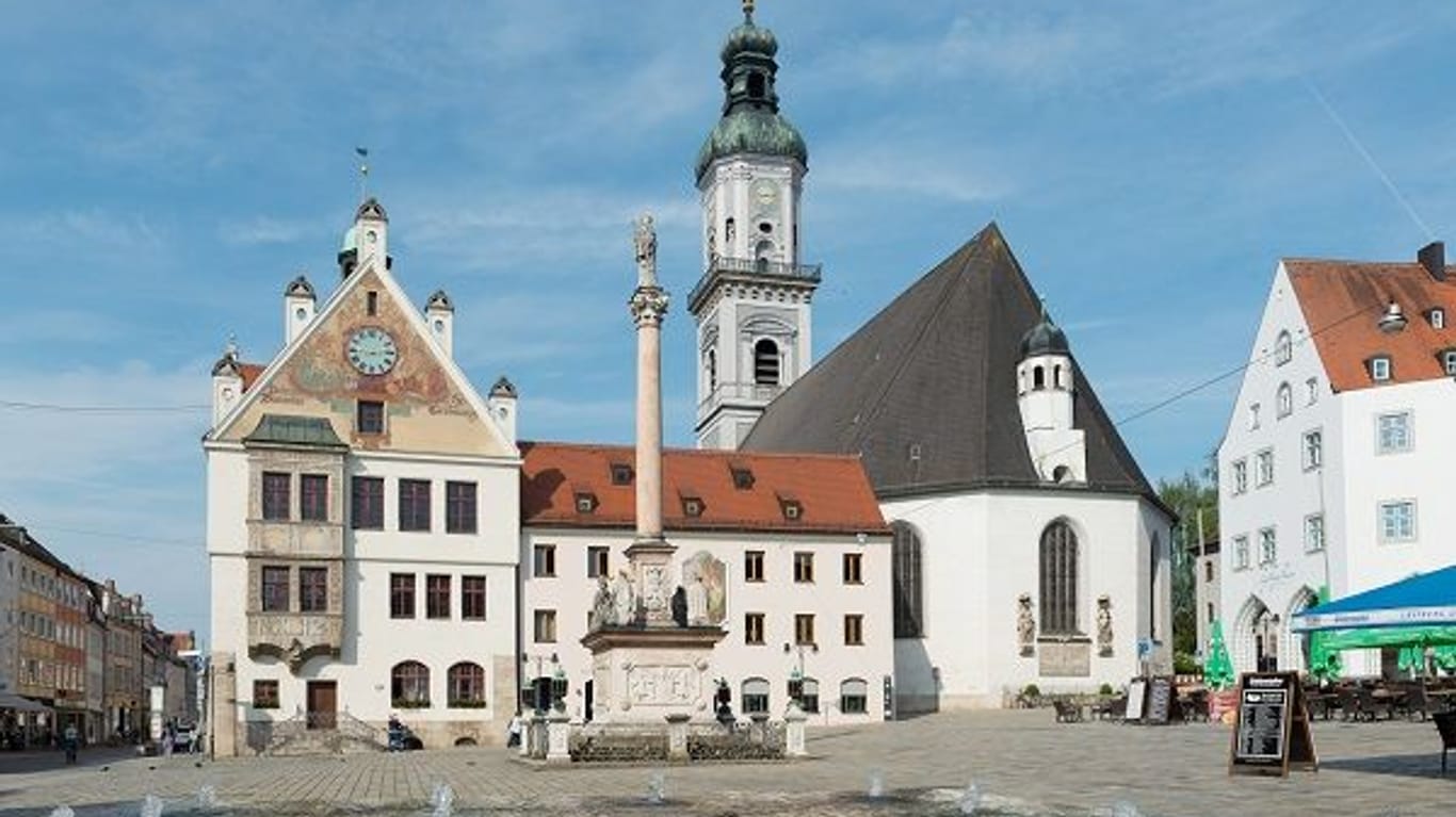 Perfekter Rahmen für eine Dult mit verkaufsoffenem Sonntag: Der Marienplatz in Freising (Archivfoto).