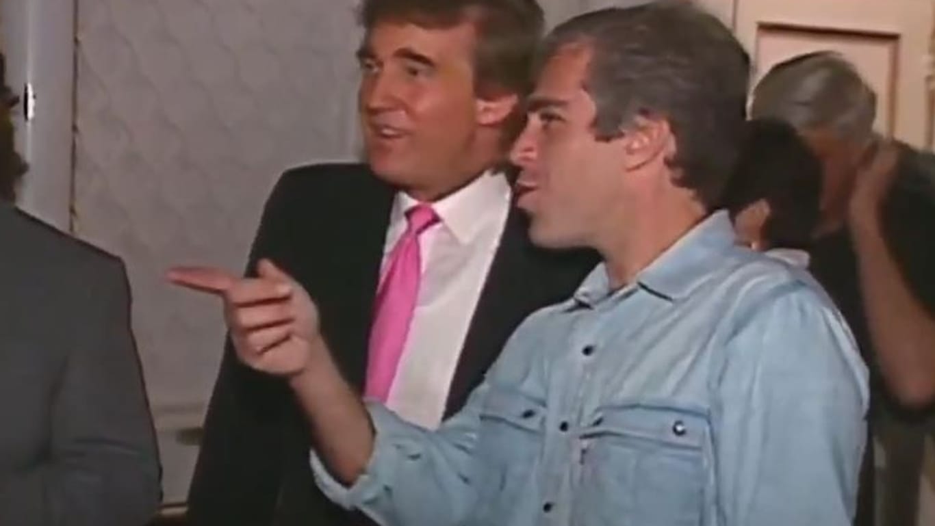 Donald Trump (l.) und Jeffrey Epstein auf einer Party in Florida 1992: "Es heißt sogar, dass er schöne Frauen so sehr wie ich mag und dass viele von ihnen jünger sind."