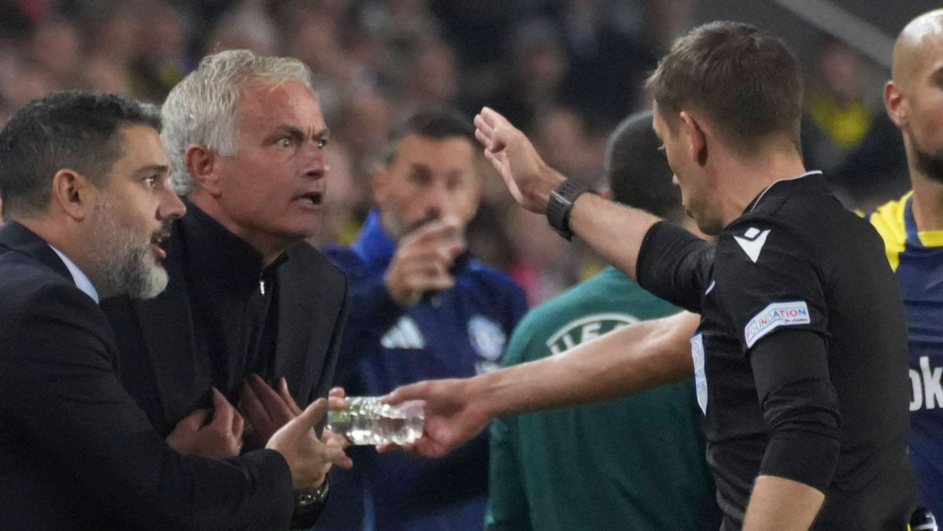 José Mourinho (2. v. l.) wird von Schiedsrichter Clement Turpin auf die Tribüne geschickt: Nach dem Spiel spottete der Trainer über die Entscheidung.