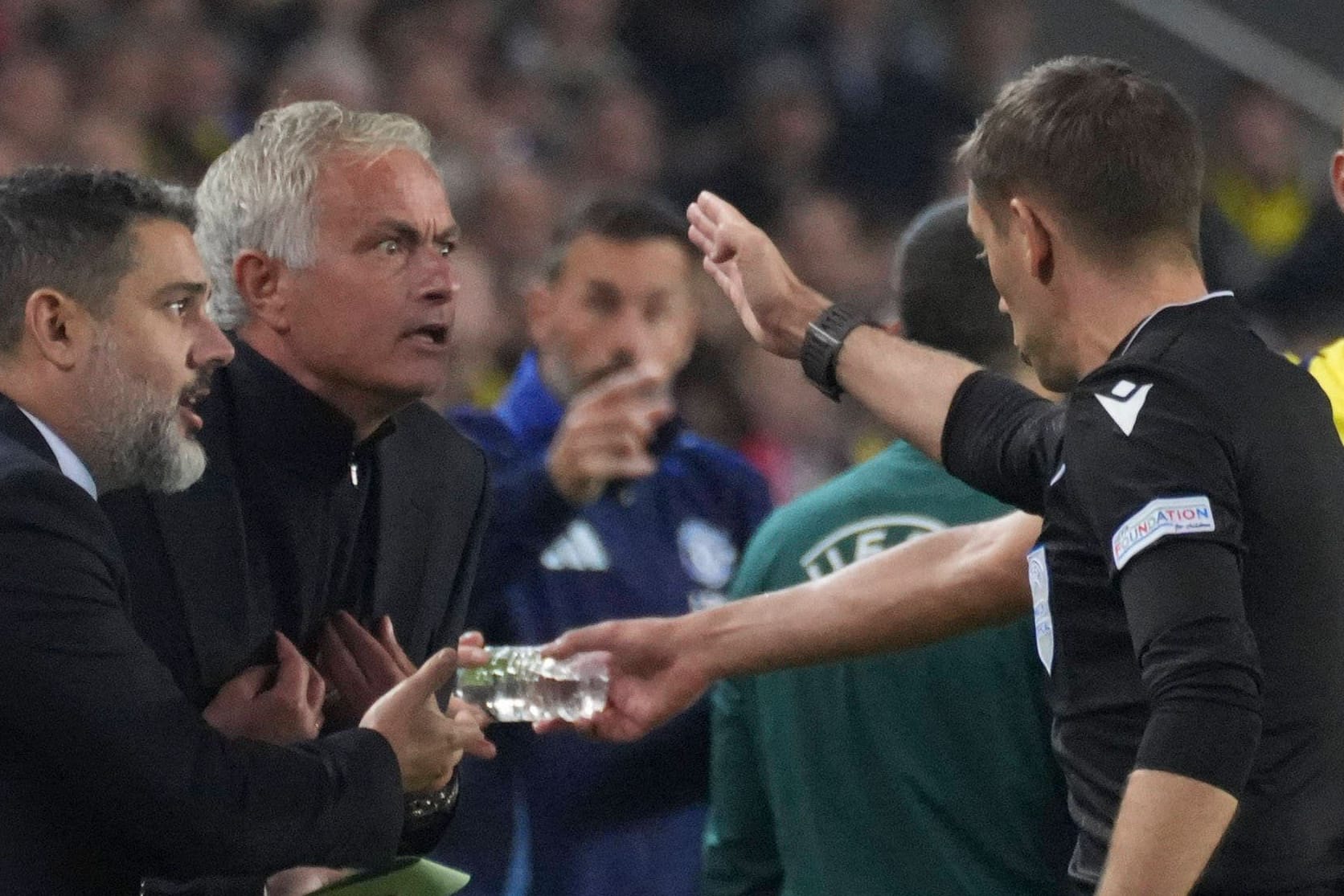 José Mourinho (2. v. l.) wird von Schiedsrichter Clement Turpin auf die Tribüne geschickt: Nach dem Spiel spottete der Trainer über die Entscheidung.