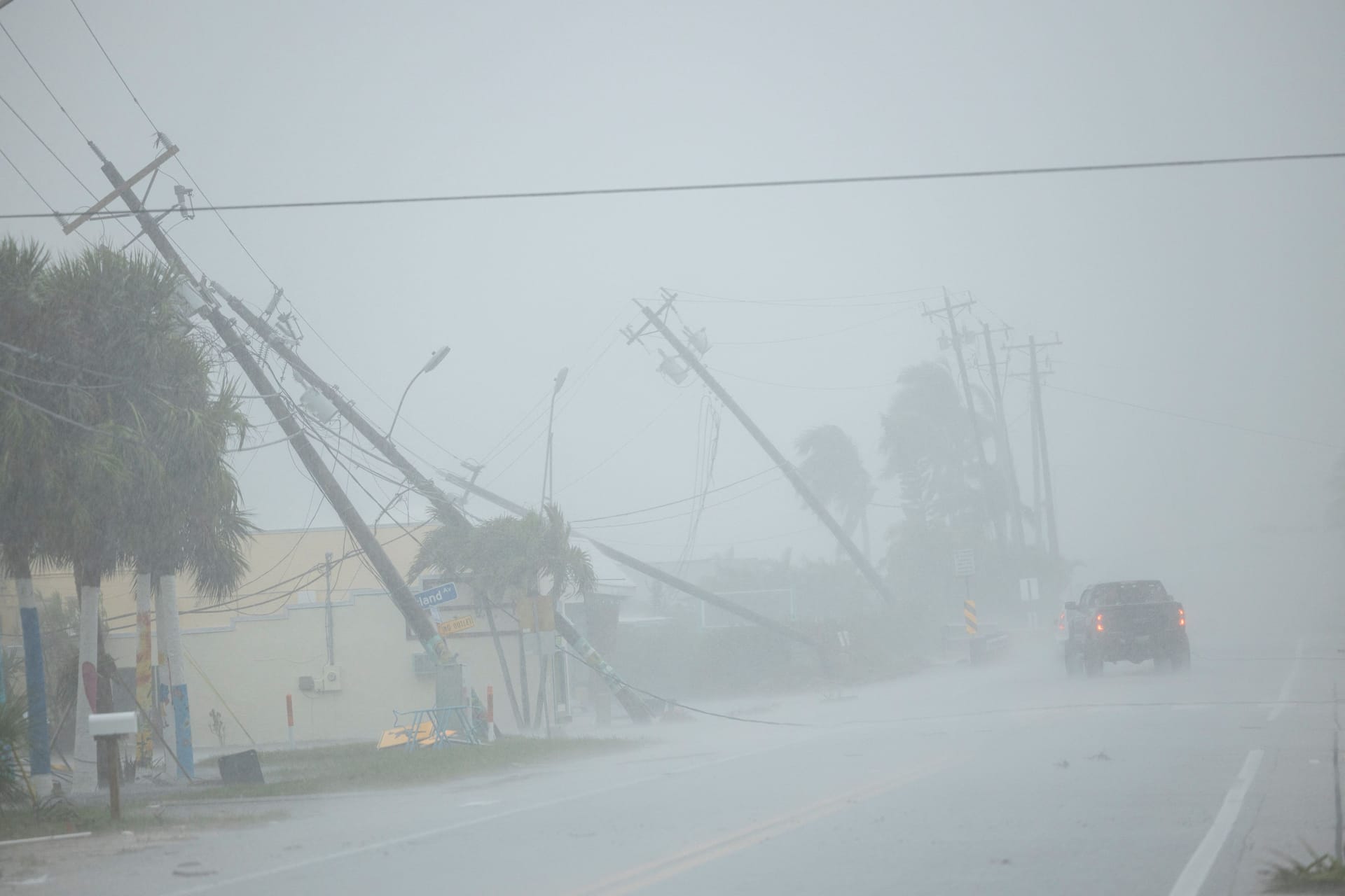 Umgeknickte Stromleitungen: Die ersten Ausläufer von Hurrikan Milton haben Fort Myers in Florida erreicht.