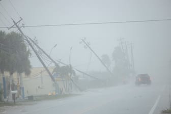 Umgeknickte Stromleitungen: Die ersten Ausläufer von Hurrikan Milton haben Fort Myers in Florida erreicht.