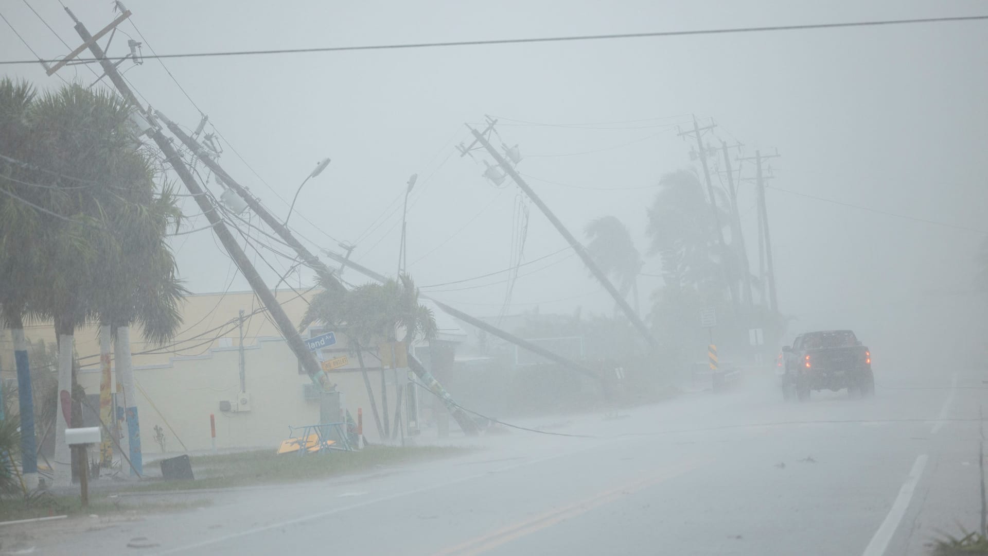 Umgeknickte Stromleitungen: Die ersten Ausläufer von Hurrikan Milton haben Fort Myers in Florida erreicht.