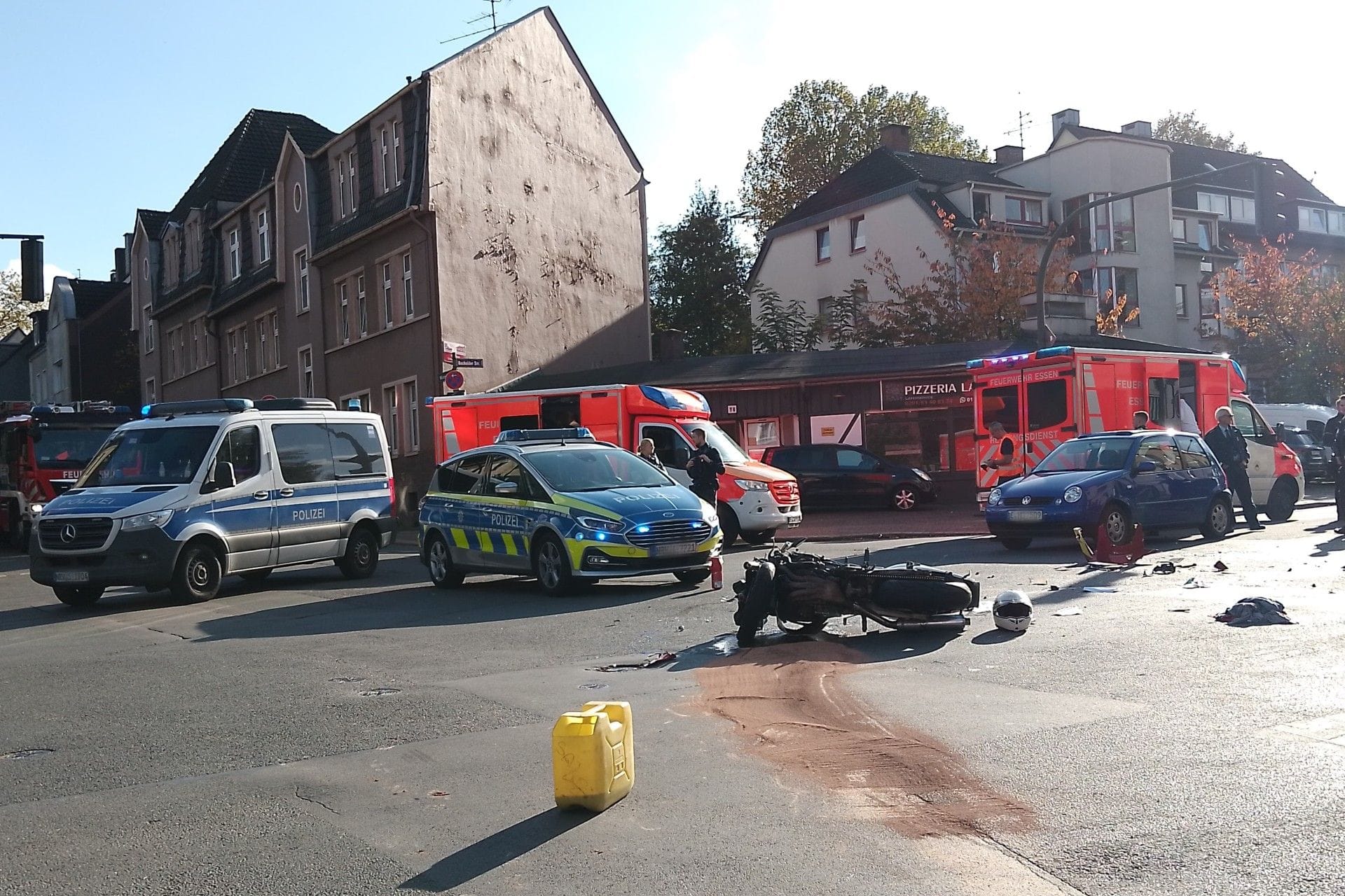 Einsatzkräfte vor Ort: Im Essener Stadtteil Borbeck hat es am Mittwoch einen Unfall gegeben.