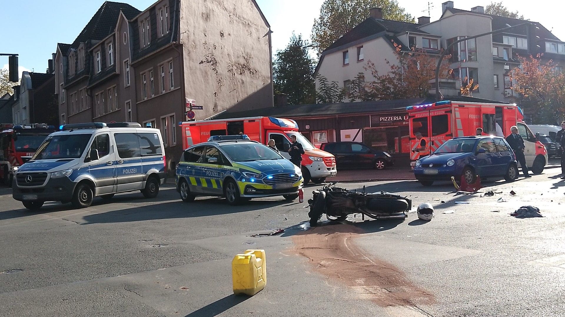 Einsatzkräfte vor Ort: Im Essener Stadtteil Borbeck hat es am Mittwoch einen Unfall gegeben.