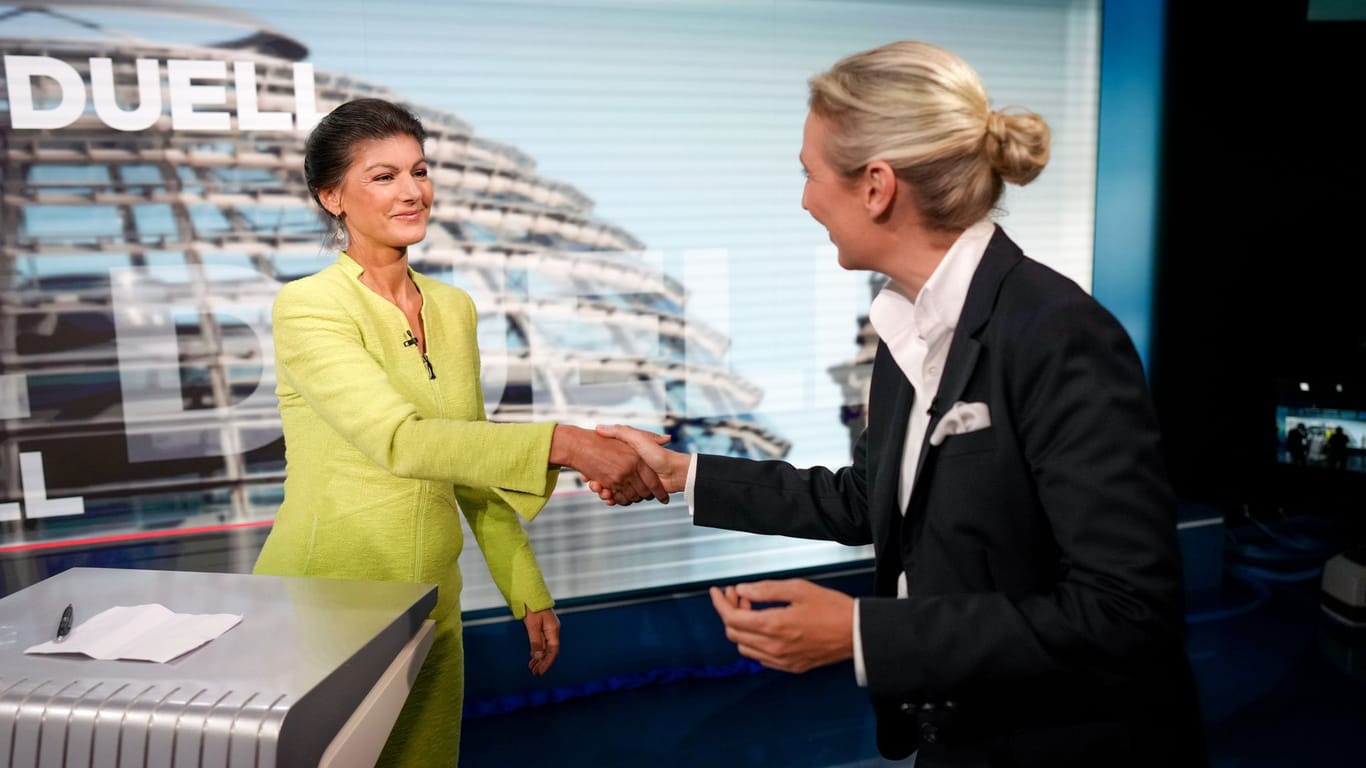 Freundliche Begrüßung: Weidel hält viel von Wagenknecht.