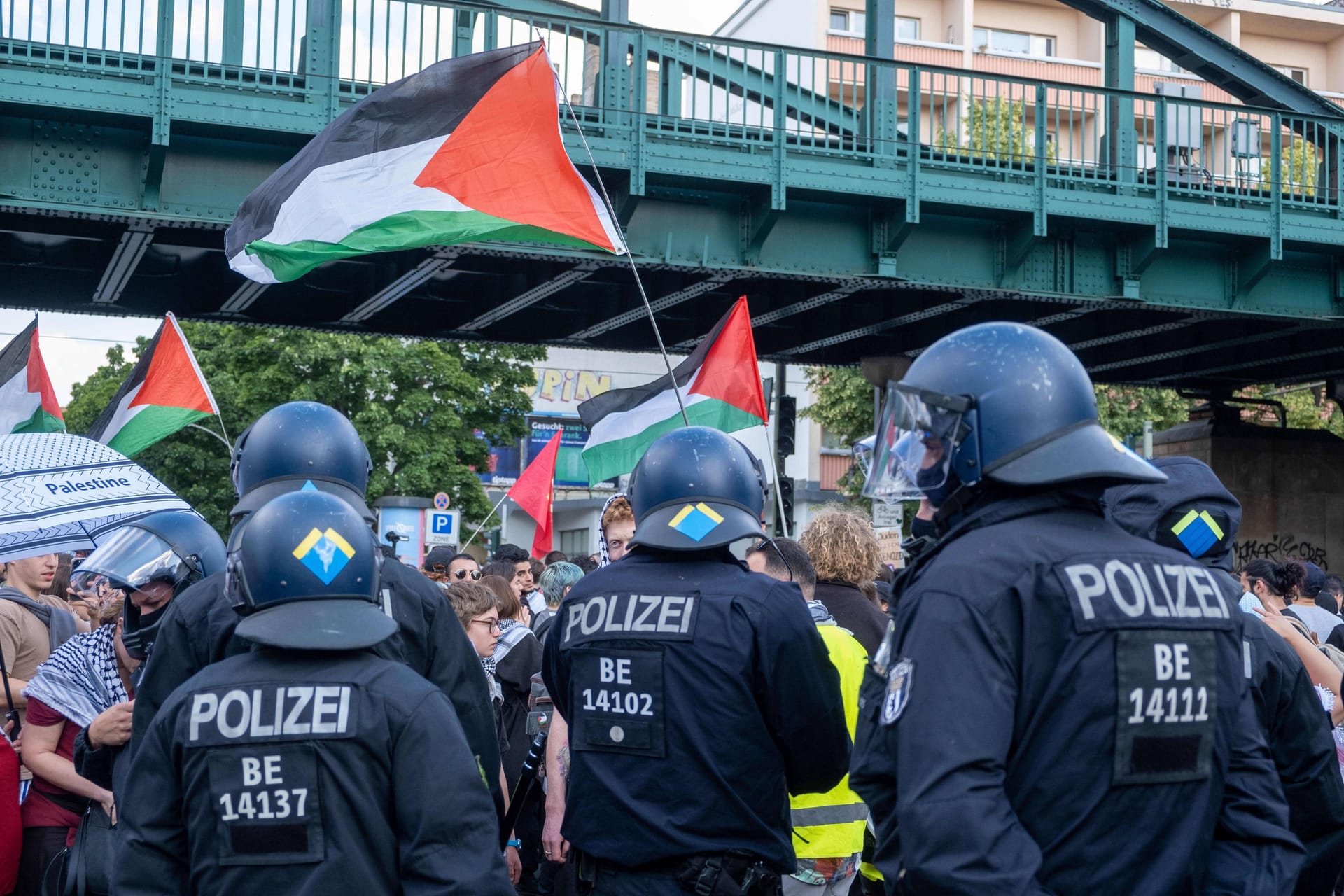 Pro-Palästina-Demonstration in Berlin (Archivbild): Eine Aktivistin muss nun in Untersuchungshaft.