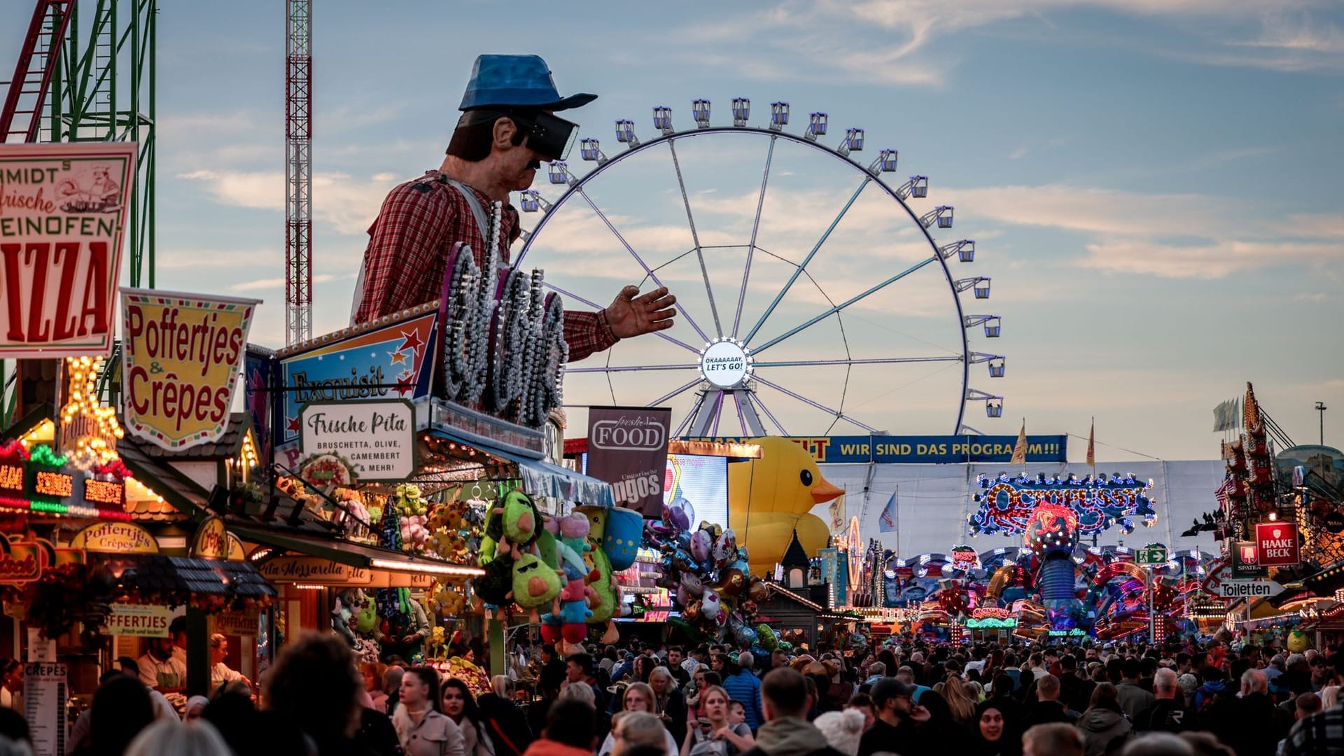 Besucher auf dem 989. Freimarkt in Bremen: Die Polizei ist mit zahlreichen Kräften vor Ort, auch zivile Beamte überwachen das Volksfest.