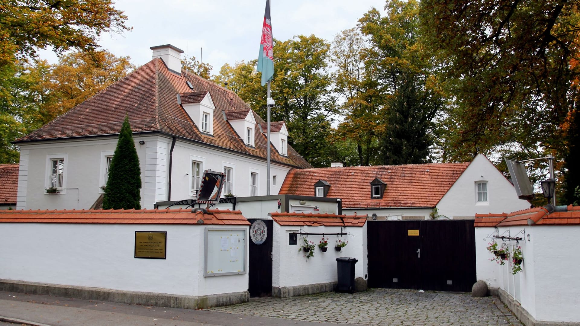 In den Räumlichkeiten des afghanischen Konsulats in Grünwald residierte bis 2012 der Generalkonsul der Niederlande.