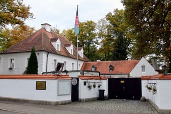 In den Räumlichkeiten des afghanischen Konsulats in Grünwald residierte bis 2012 der Generalkonsul der Niederlande.